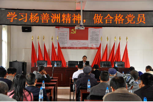 呈贡区人大常委会主任陈庆鸿在下庄社区上党课