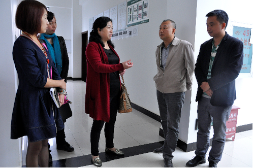 呈贡区人大常委会视察组正在视察城市社区建设工作