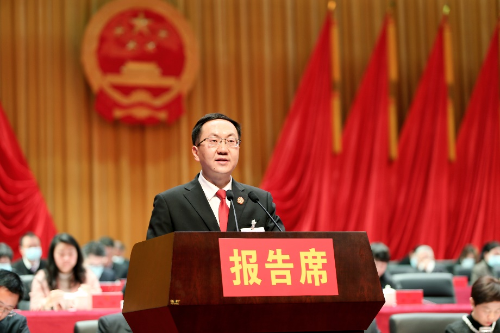 呈贡区人民法院院长吕磊作报告