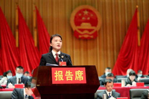 呈贡区人民检察院检察长李鹃作报告